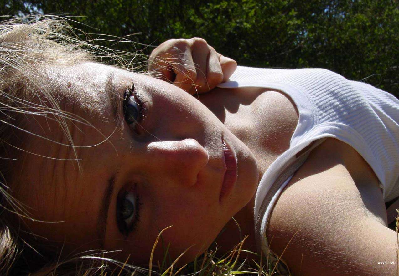 Amateur Student Erotica: Seductive English Photos - Explicit and Sensual