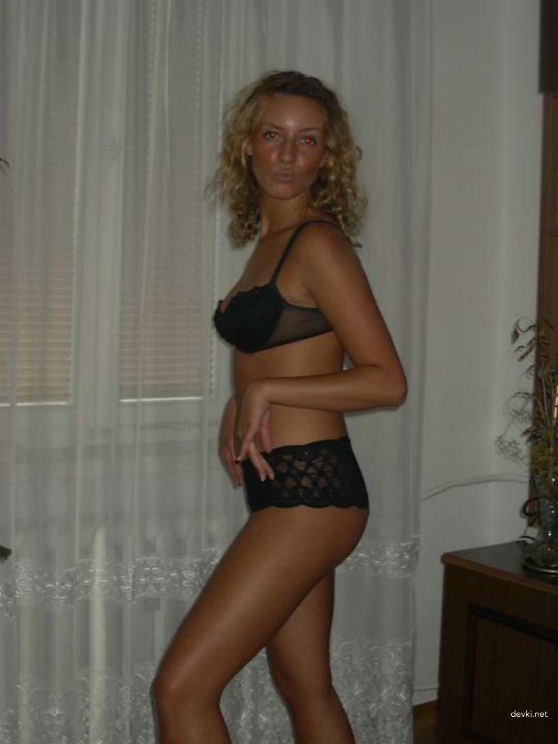 Steamy Outdoor Photoshoot: Sensual Amateur Bares It All for Sultry Sun-Kissed Shots