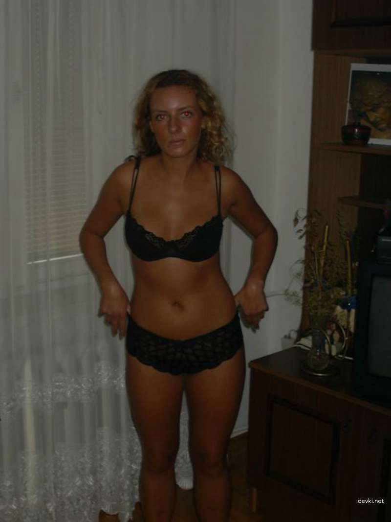 Steamy Outdoor Photoshoot: Sensual Amateur Bares It All for Sultry Sun-Kissed Shots