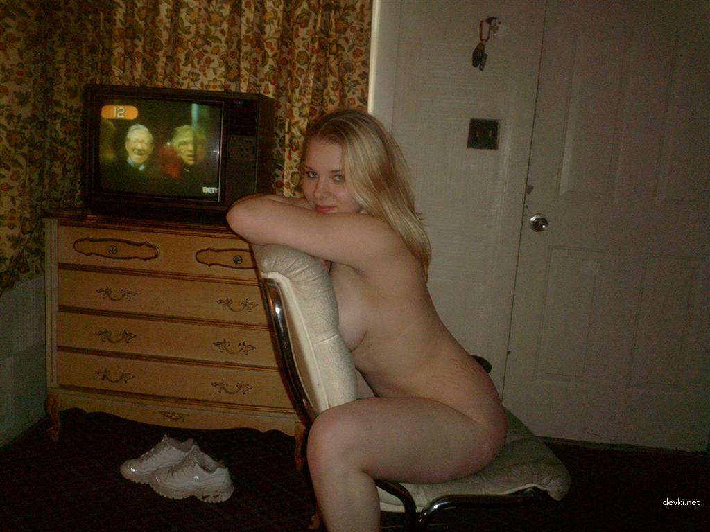 Uncensored Amateur Blonde Nudes: Explicit Posing Photos