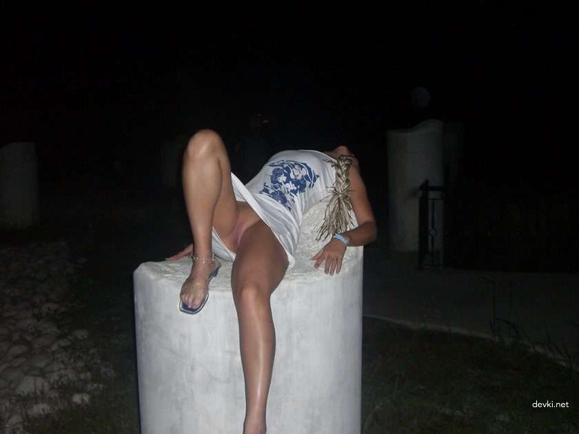 XXX Amateur Photo: Hot Private Woman Exposing All - Explicit and Sizzling!