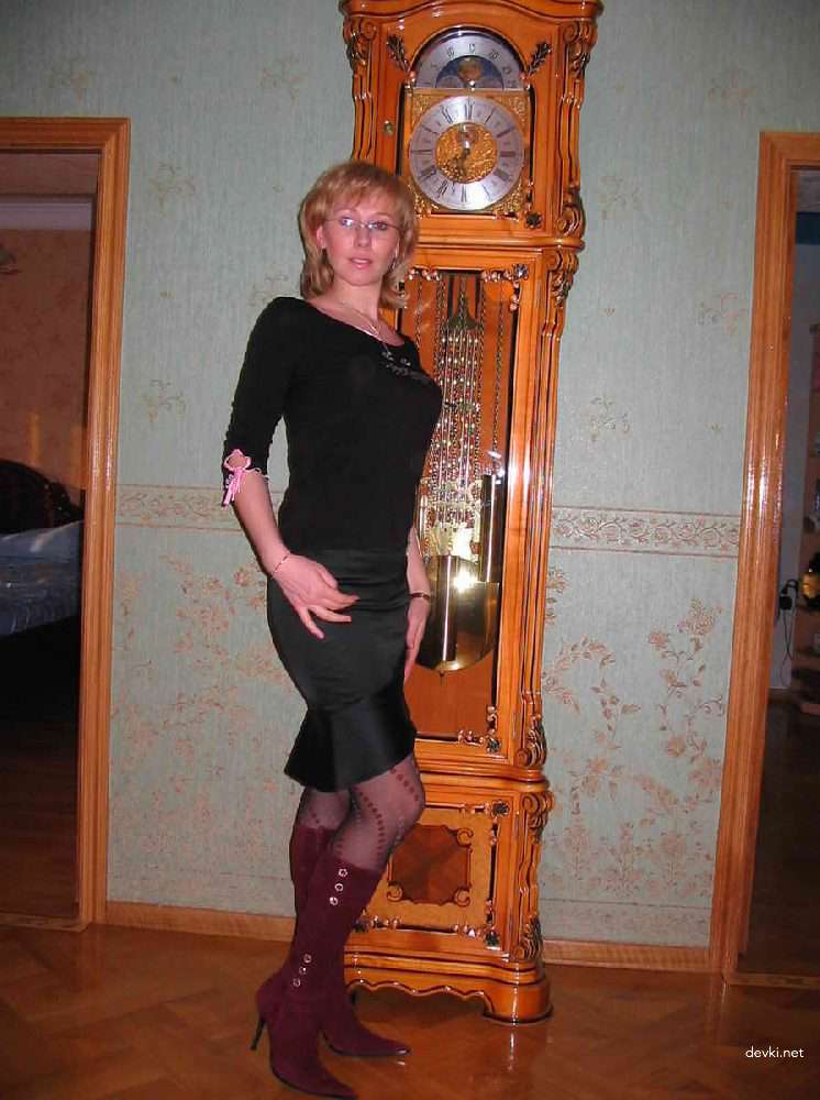 Naughty Snow Maiden Strips Down Under Christmas Tree for Explicit Amateur Nude Photoshoot