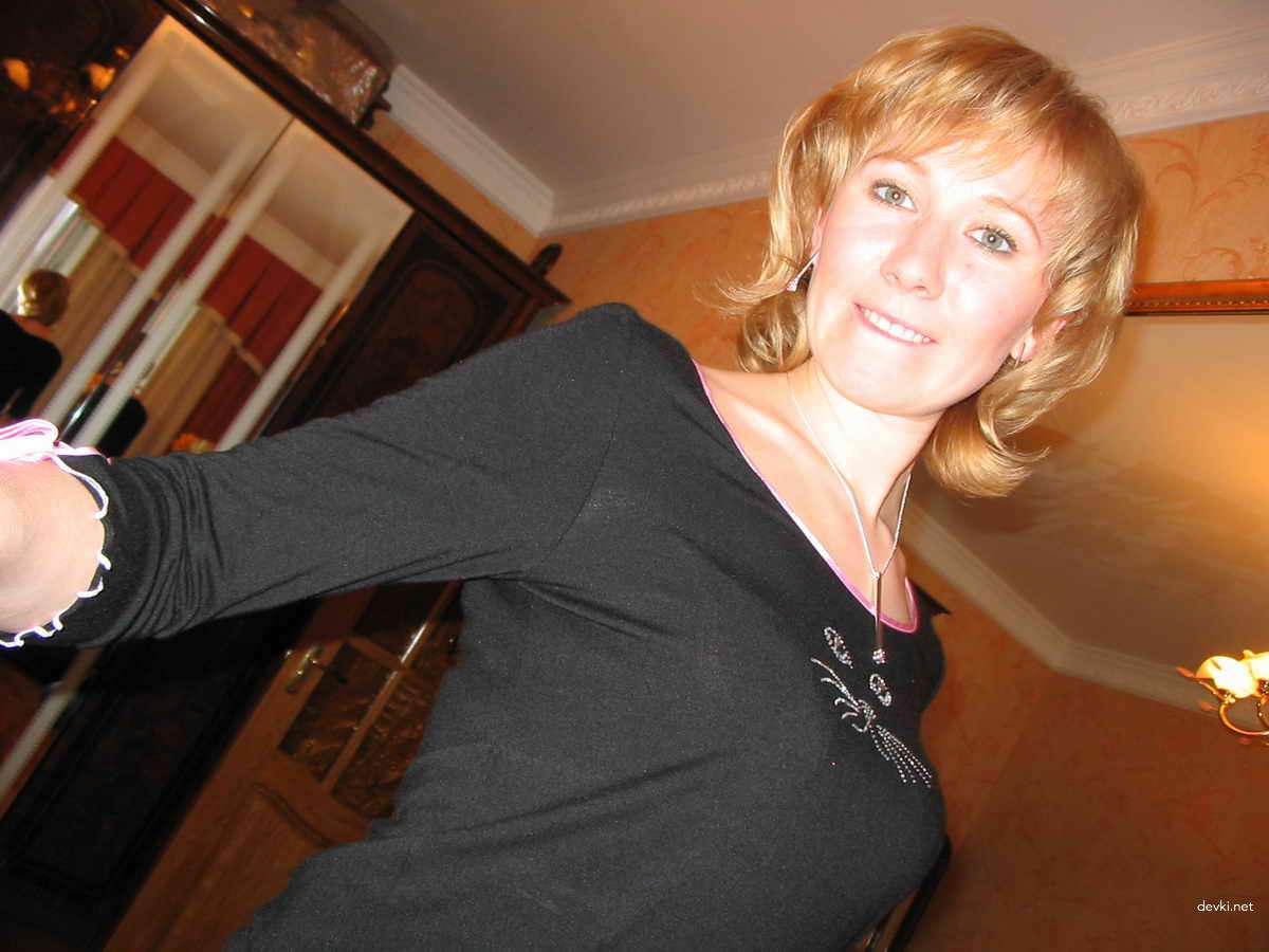 Naughty Snow Maiden Strips Down Under Christmas Tree for Explicit Amateur Nude Photoshoot