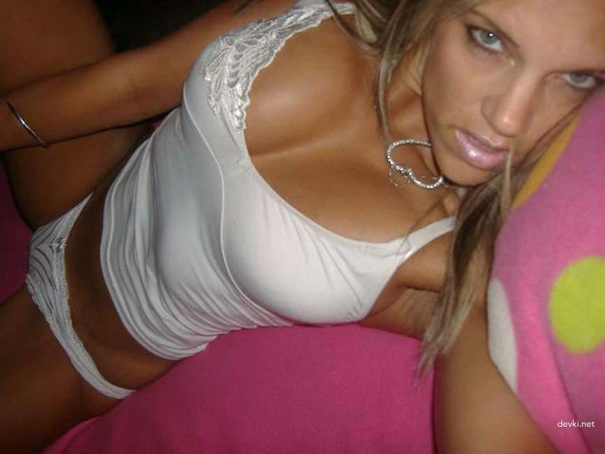 Seductive Blonde Amateur in Explicit Sexual Poses - XXX Photo