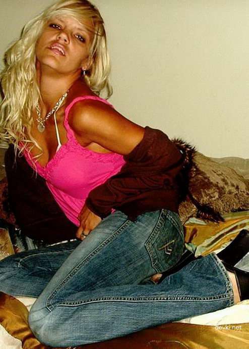 Seductive Blonde Amateur in Explicit Sexual Poses - XXX Photo
