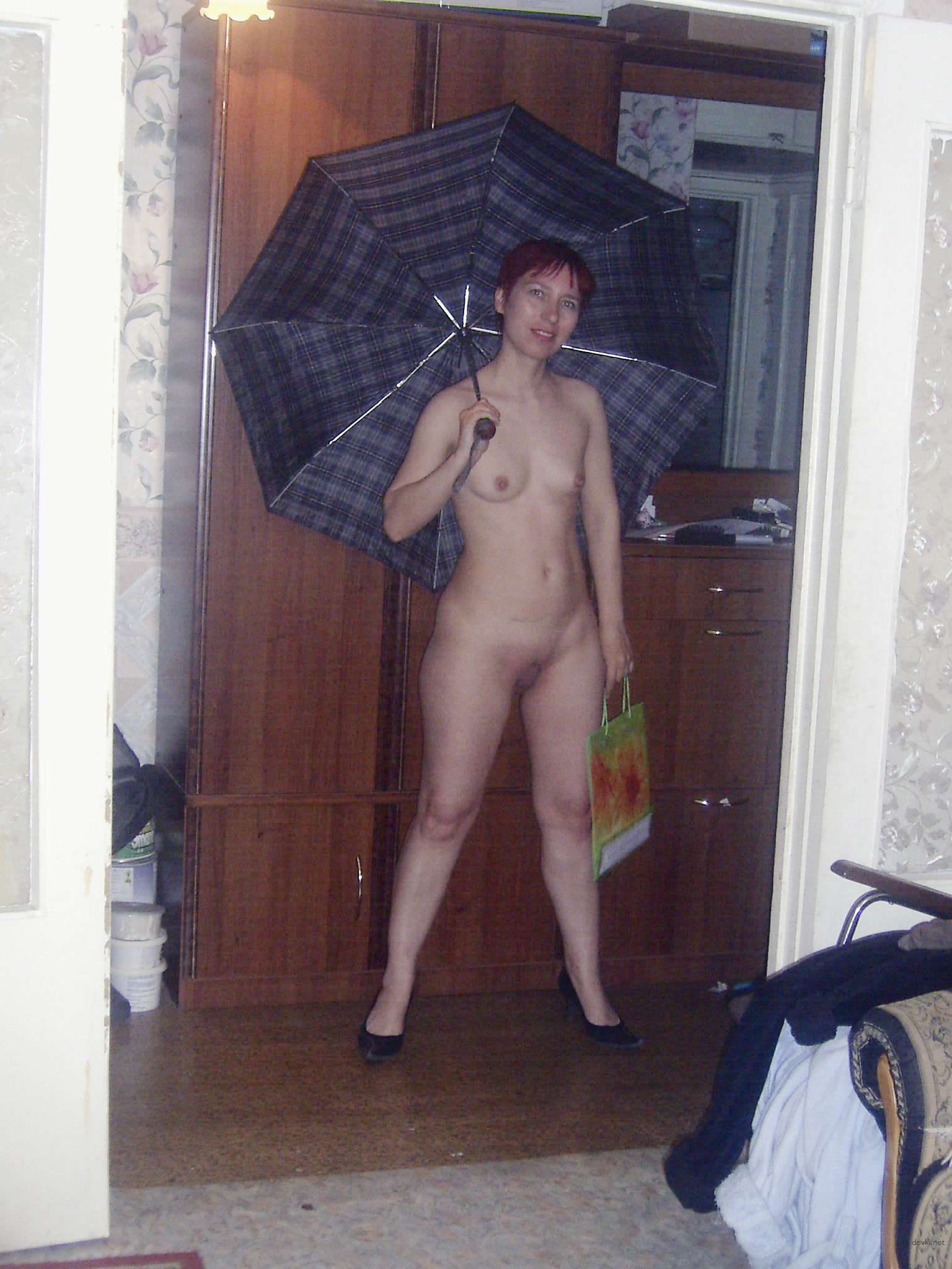 Explicit Amateur Nude Photo: Naked Familiar Posing at Home - Hot and Uncensored Homemade Nudes