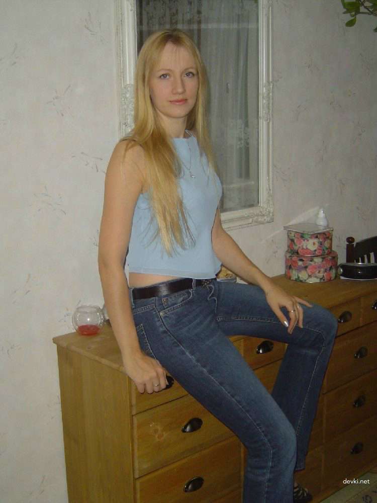 Hot Mature MILF Spreads Her Soaking Wet Pussy - Explicit Amateur Pic