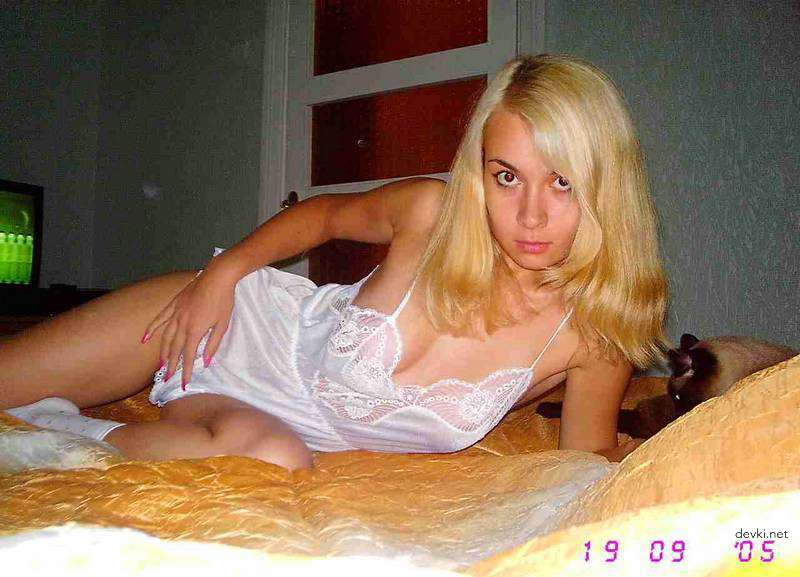 Sultry Amateur Babe Bares All in Steamy Erotic Photoshoot