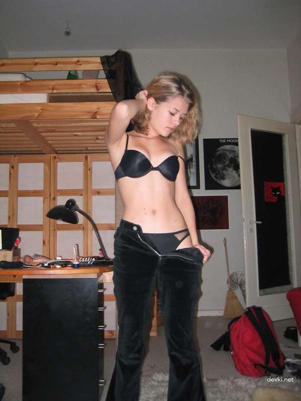 Blonde Bombshell Sizzles in Steamy Amateur Porn Pics