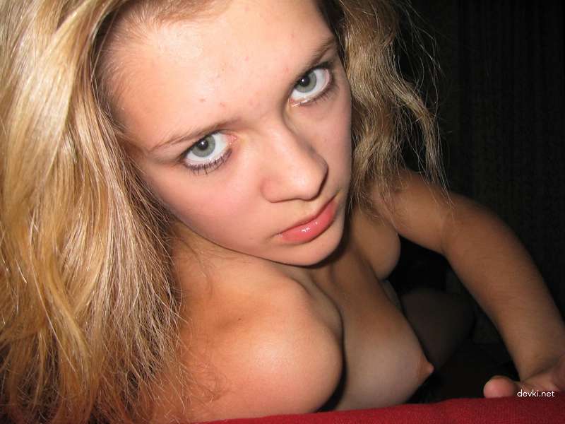 Blonde Bombshell Sizzles in Steamy Amateur Porn Pics