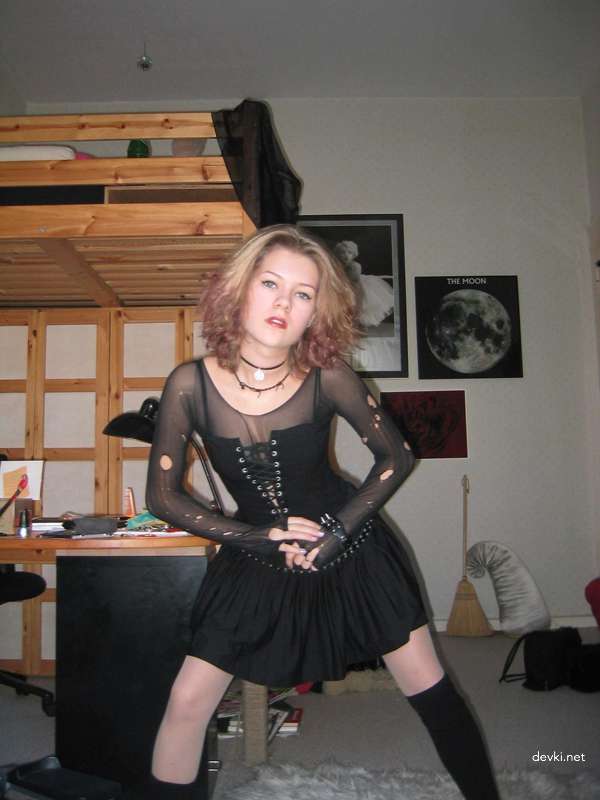 Blonde Bombshell Sizzles in Steamy Amateur Porn Pics