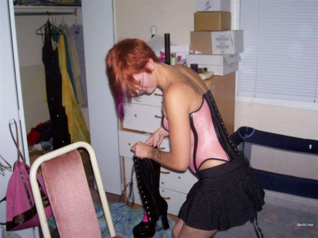 Hot Redhead Shows Pussy to Guy: Amateur XXX Pic