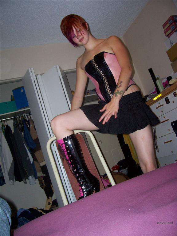 Hot Redhead Shows Pussy to Guy: Amateur XXX Pic