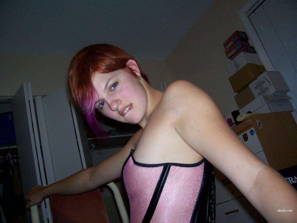Hot Redhead Shows Pussy to Guy: Amateur XXX Pic