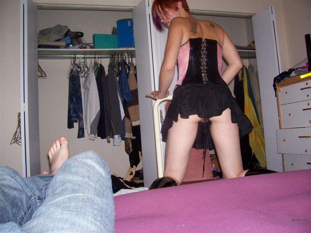 Hot Redhead Shows Pussy to Guy: Amateur XXX Pic