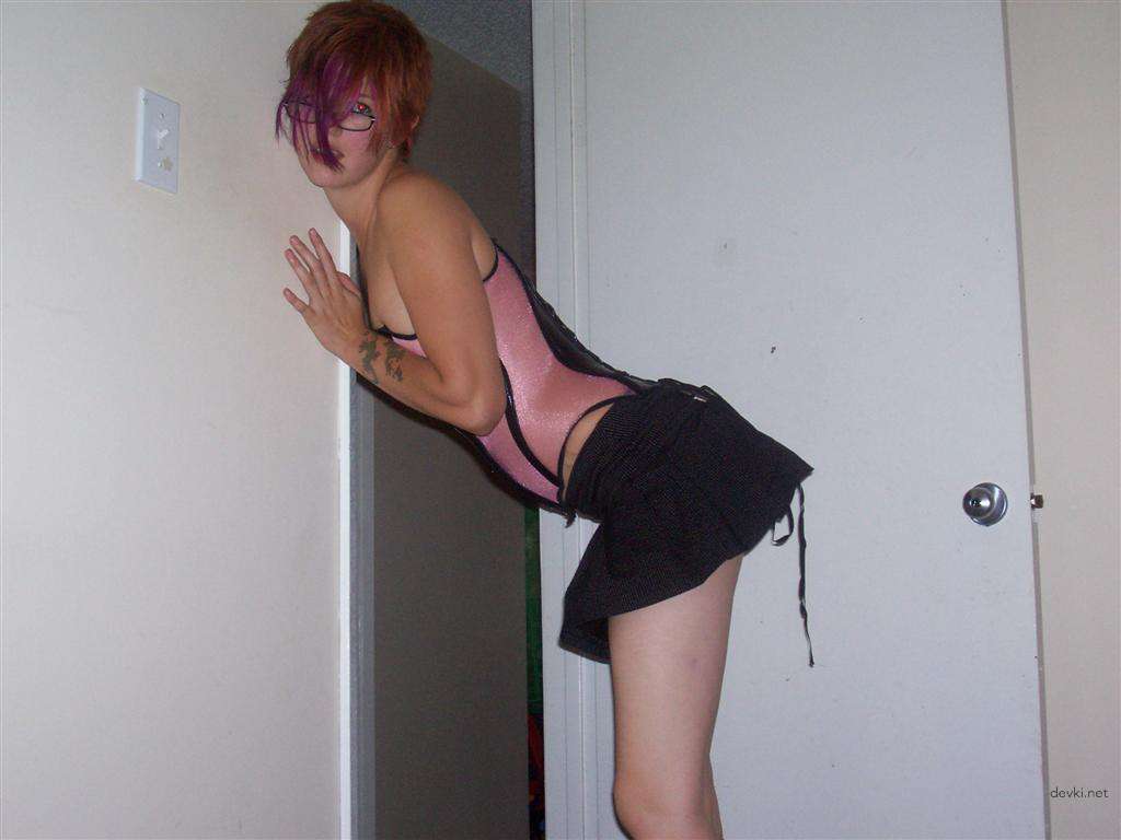 Hot Redhead Shows Pussy to Guy: Amateur XXX Pic