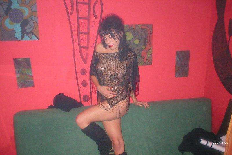 Explicit Emo Girl Poses Erotically in Amateur Photoshoot