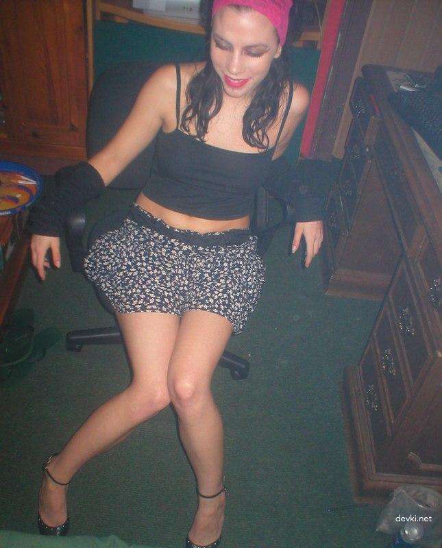 Explicit Emo Girl Poses Erotically in Amateur Photoshoot