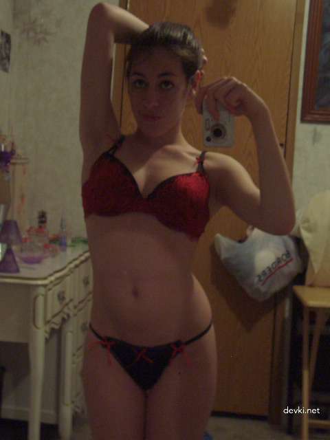 Sizzling Brunette Bares All: Explicit Amateur Selfie - Hot Body Exposed