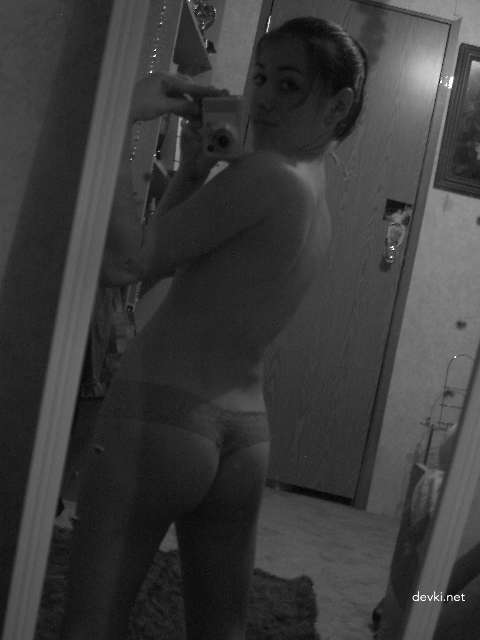 Sizzling Brunette Bares All: Explicit Amateur Selfie - Hot Body Exposed