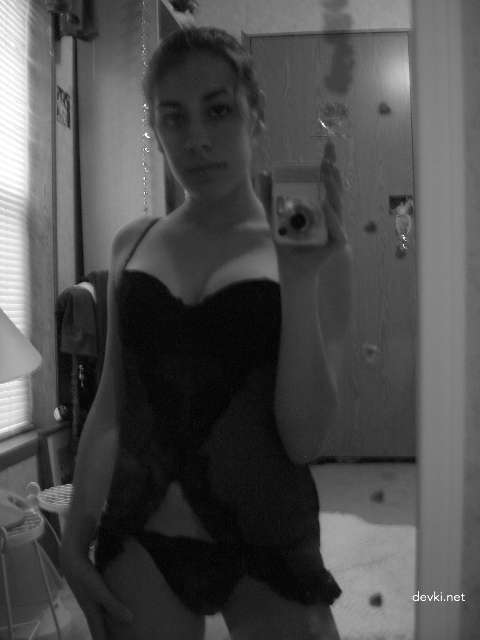 Sizzling Brunette Bares All: Explicit Amateur Selfie - Hot Body Exposed