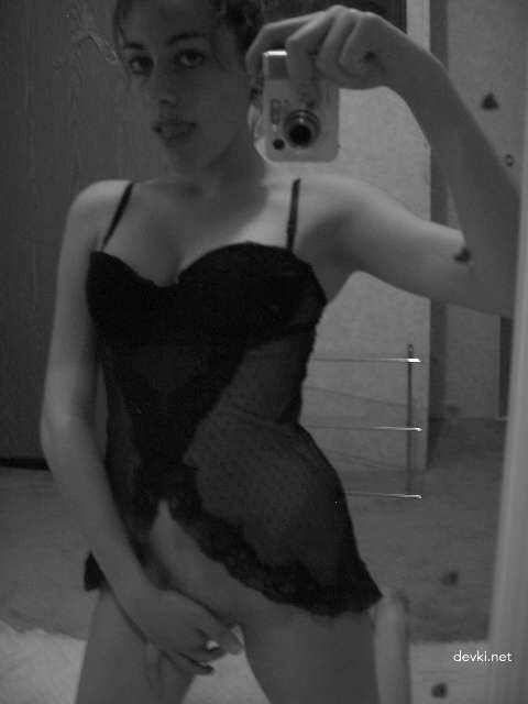 Sizzling Brunette Bares All: Explicit Amateur Selfie - Hot Body Exposed