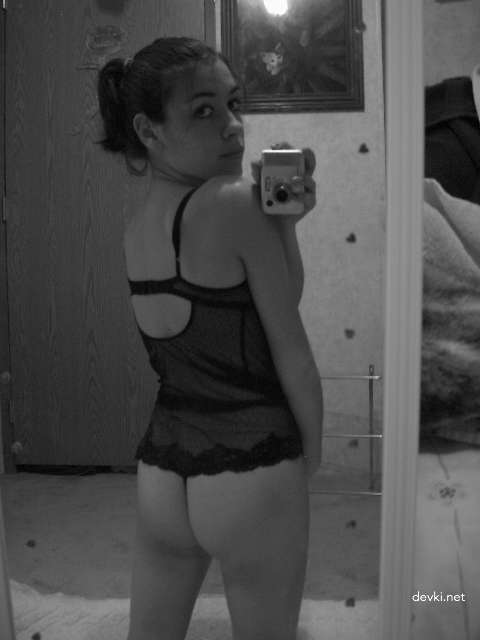 Sizzling Brunette Bares All: Explicit Amateur Selfie - Hot Body Exposed