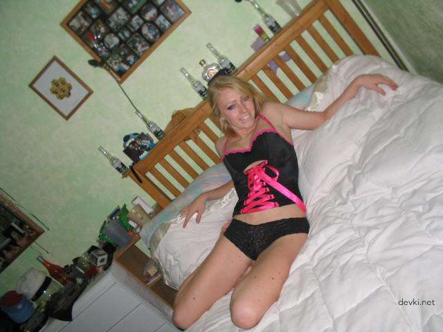 Hot Amateur Babe Bares All in Seductive Nude Poses