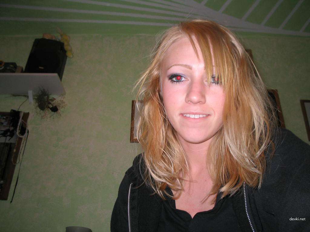 Hot Amateur Babe Bares All in Seductive Nude Poses