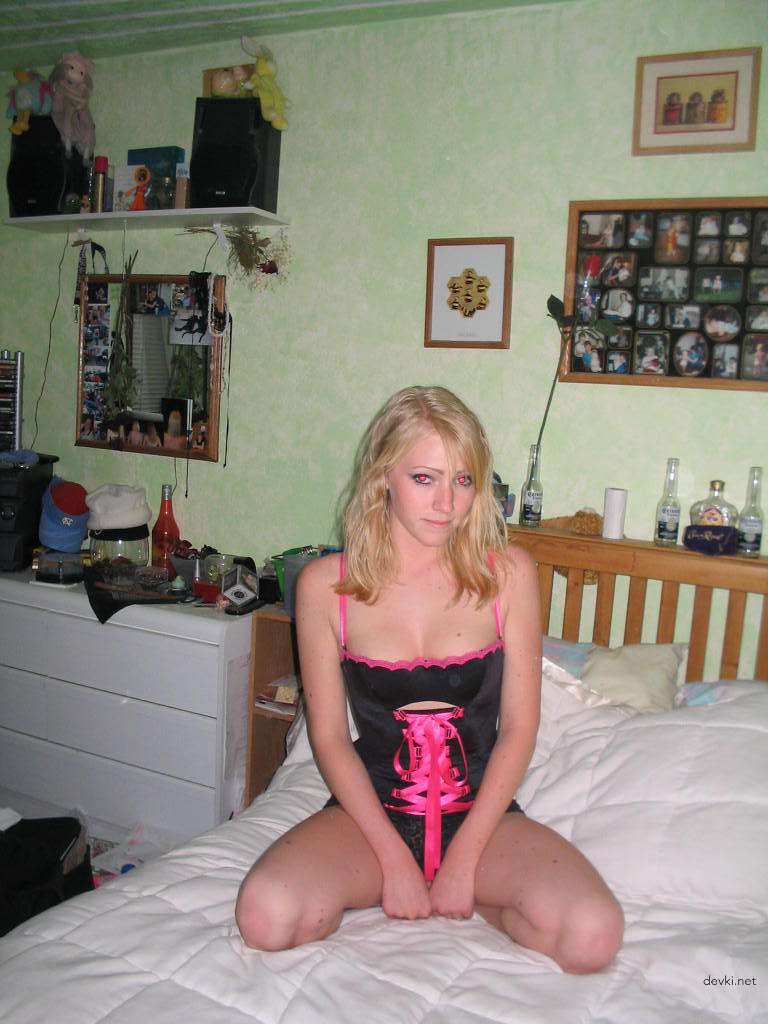 Hot Amateur Babe Bares All in Seductive Nude Poses