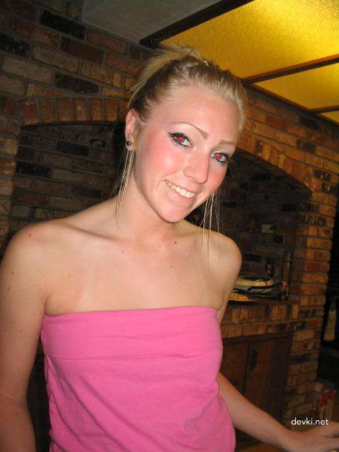 Hot Amateur Babe Bares All in Seductive Nude Poses
