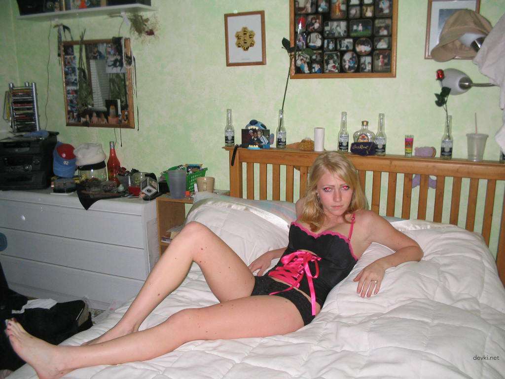 Hot Amateur Babe Bares All in Seductive Nude Poses