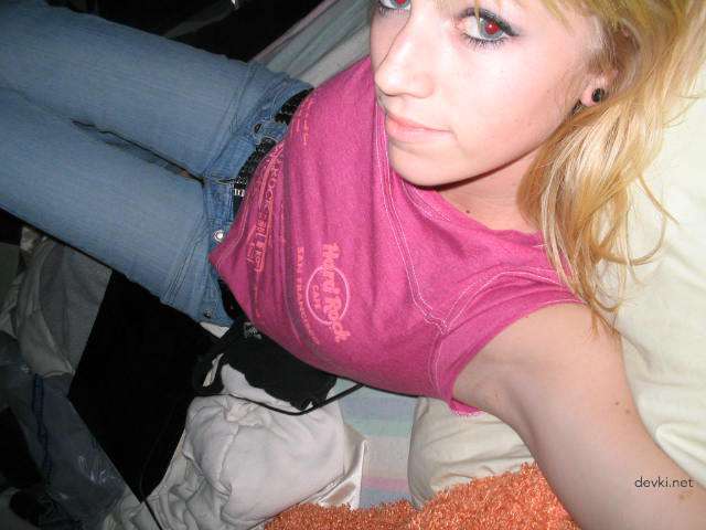 Hot Amateur Babe Bares All in Seductive Nude Poses