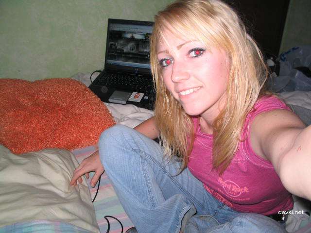 Hot Amateur Babe Bares All in Seductive Nude Poses