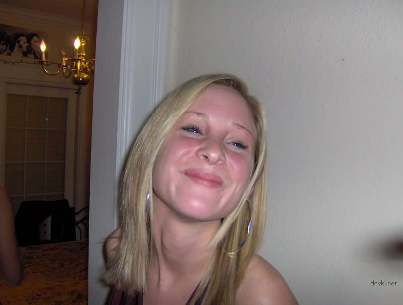 Blonde Bombshell Amateur Porn: Explicit Blonde in Hot Photos
