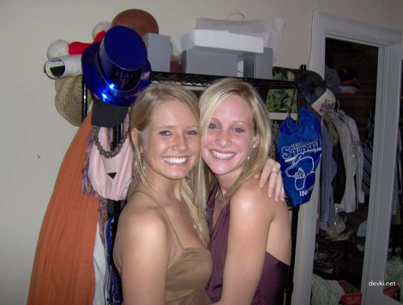 Blonde Bombshell Amateur Porn: Explicit Blonde in Hot Photos