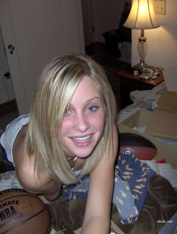 Blonde Bombshell Amateur Porn: Explicit Blonde in Hot Photos