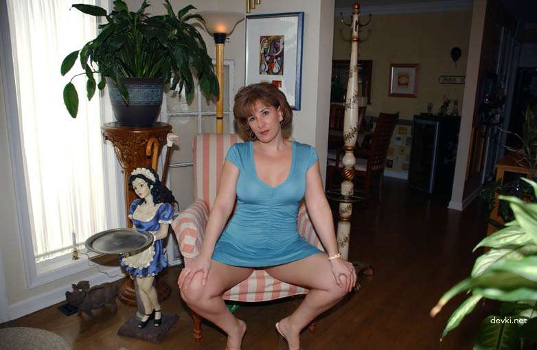 Hot MILF's Naughty Private Photoshoot - Seductive Mature Woman Poses Amateurly