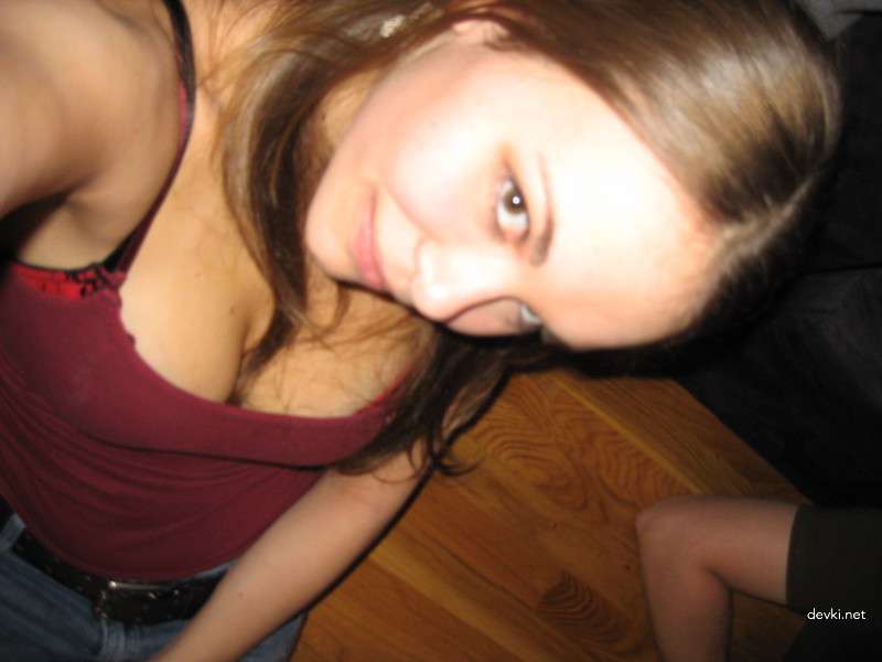 XXX Amateur Babe Bares All - Uncensored Naked Photos