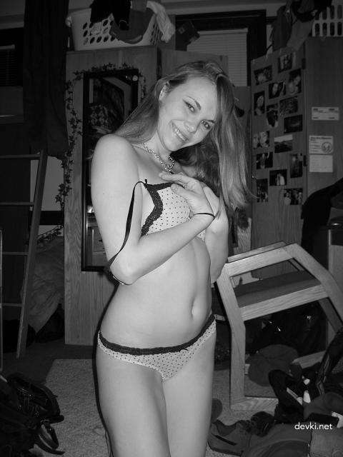 XXX Amateur Babe Bares All - Uncensored Naked Photos