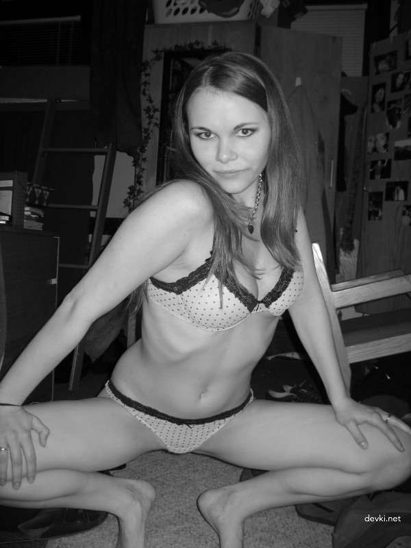 XXX Amateur Babe Bares All - Uncensored Naked Photos