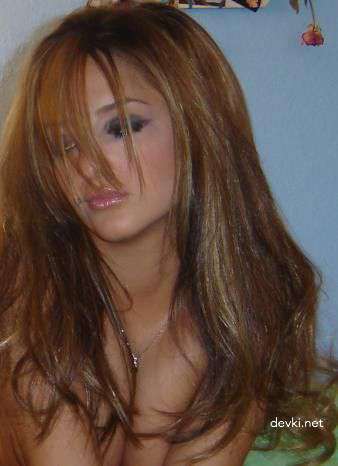 Seductive Amateur Babe Flaunts Hot Lingerie Body