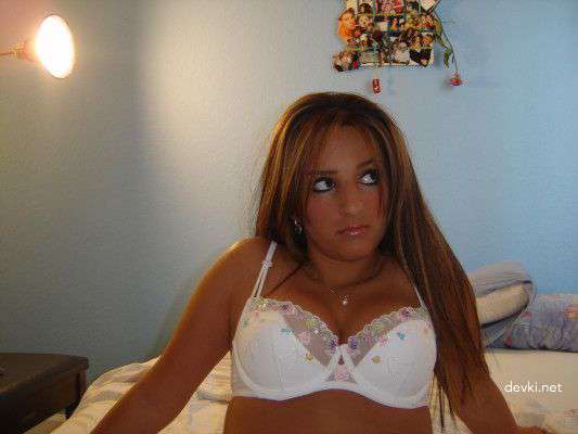 Seductive Amateur Babe Flaunts Hot Lingerie Body