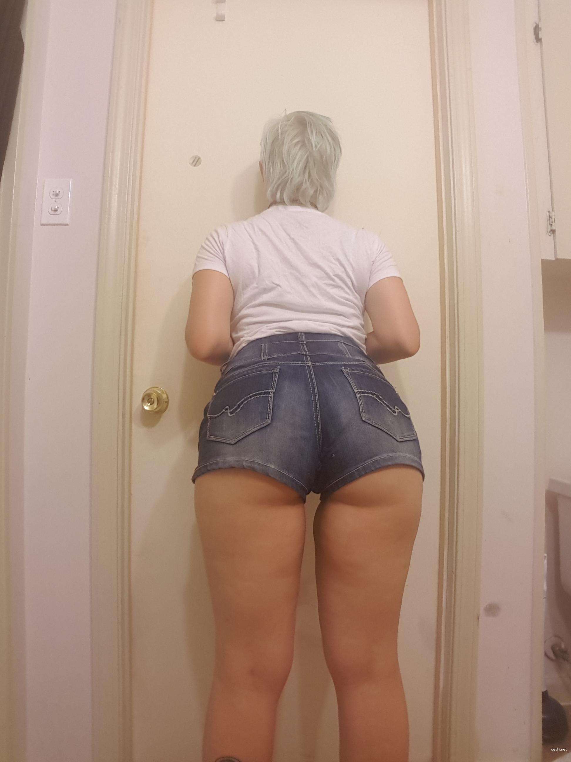 Big Booty Amateur Woman in Explicit XXX Photoshoot: Hot and Naughty Content