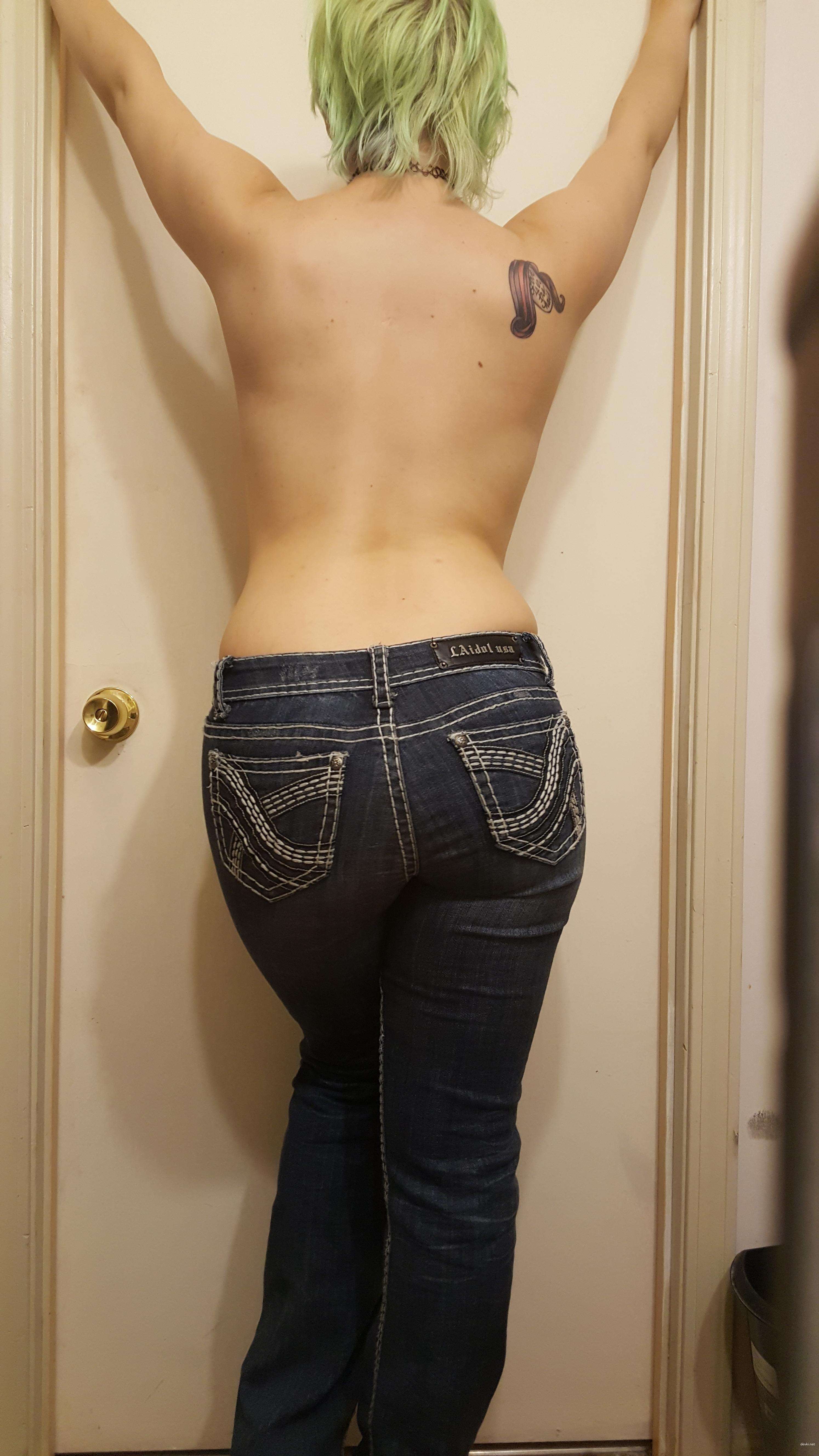 Big Booty Amateur Woman in Explicit XXX Photoshoot: Hot and Naughty Content