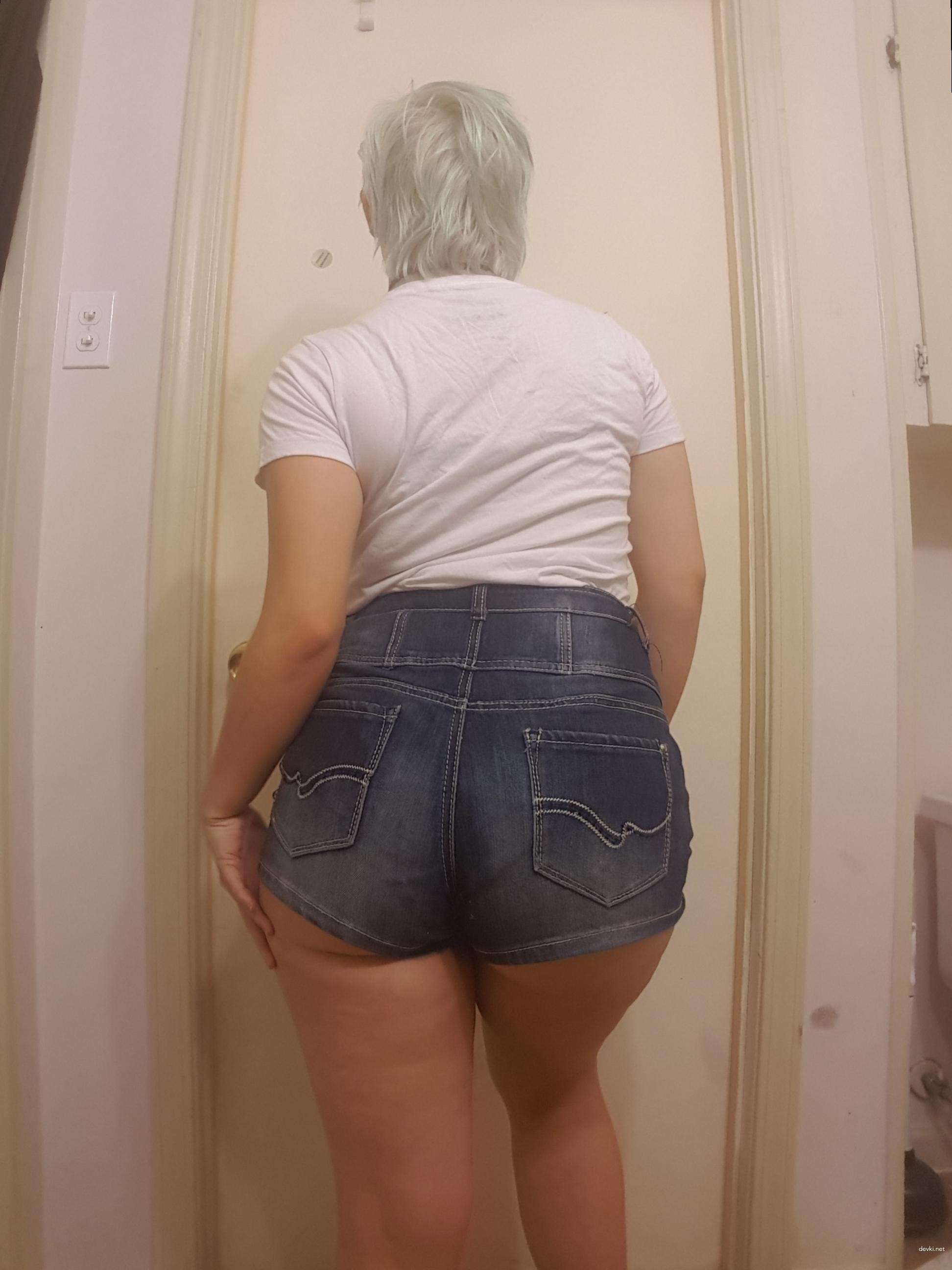 Big Booty Amateur Woman in Explicit XXX Photoshoot: Hot and Naughty Content