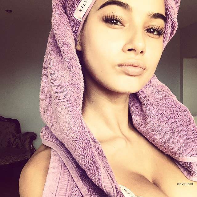 Amateur Beauty's Raw and Explicit Photo Shoot: Seductive Unfiltered Beauty in Stunning Detail