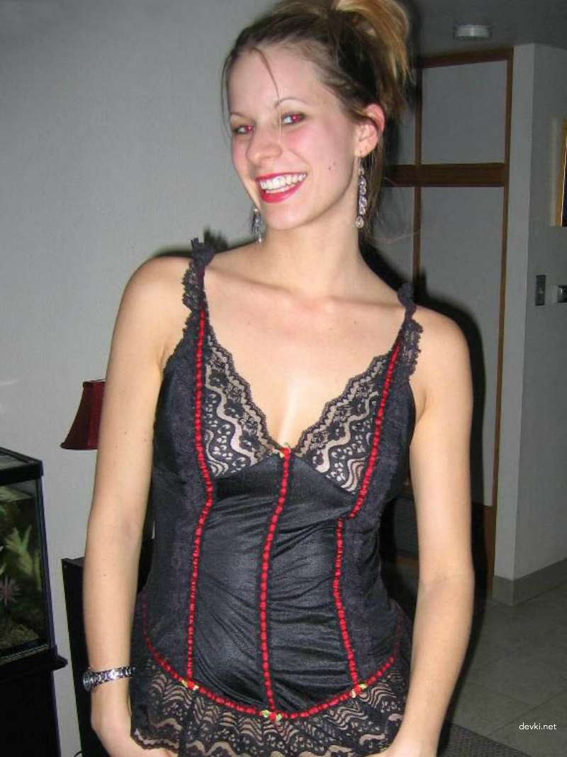 Explicit Homemade Photos: Hot Amateur Girlfriend with Shaved Pussy - Explicit Pics