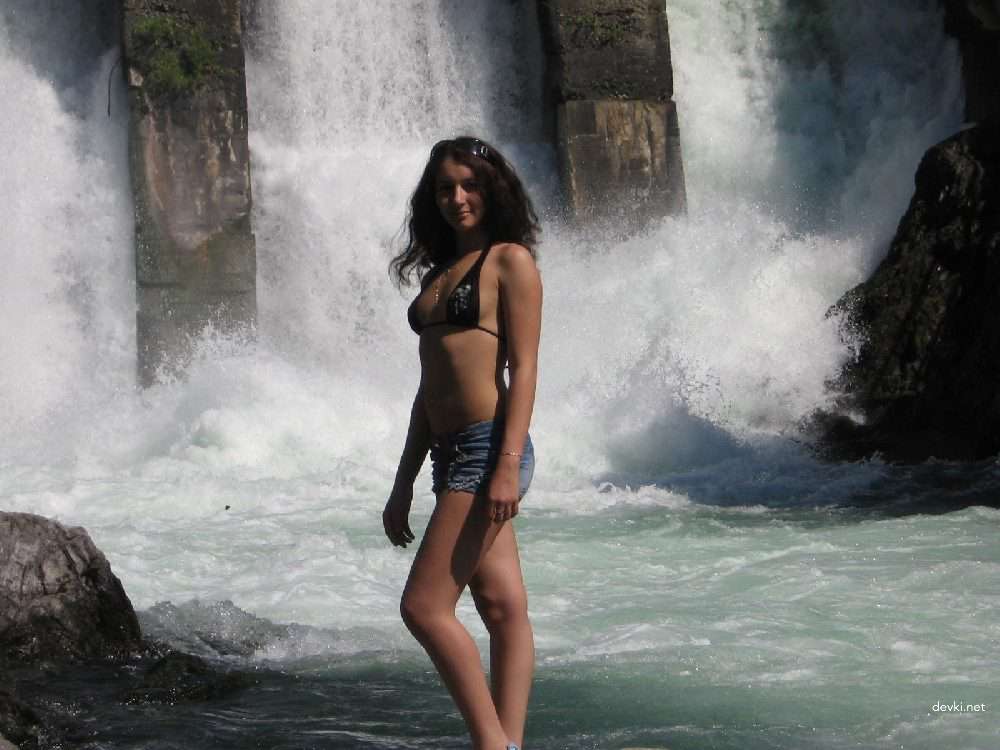 Skinny Girl Vacation Porn: Explicit Amateur Photos of English Babes