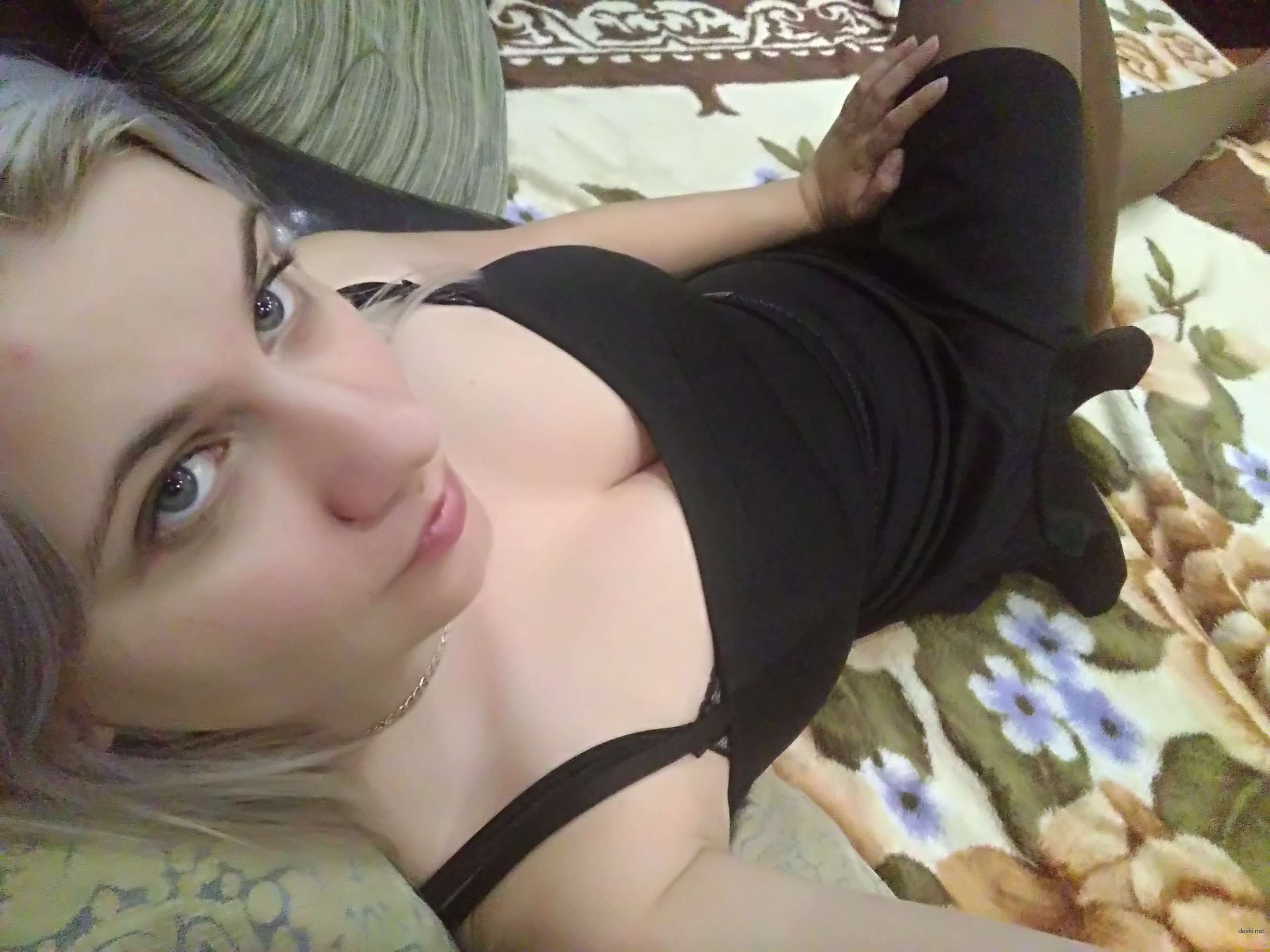 Hot Amateur Babe Goes Nude: Explicit Photo Shoot with Sexy Striptease